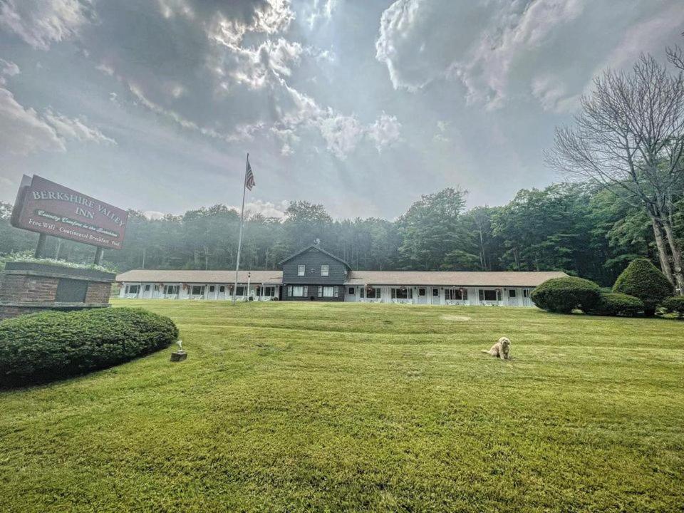 North Hancock Berkshire Valley Inn מראה חיצוני תמונה