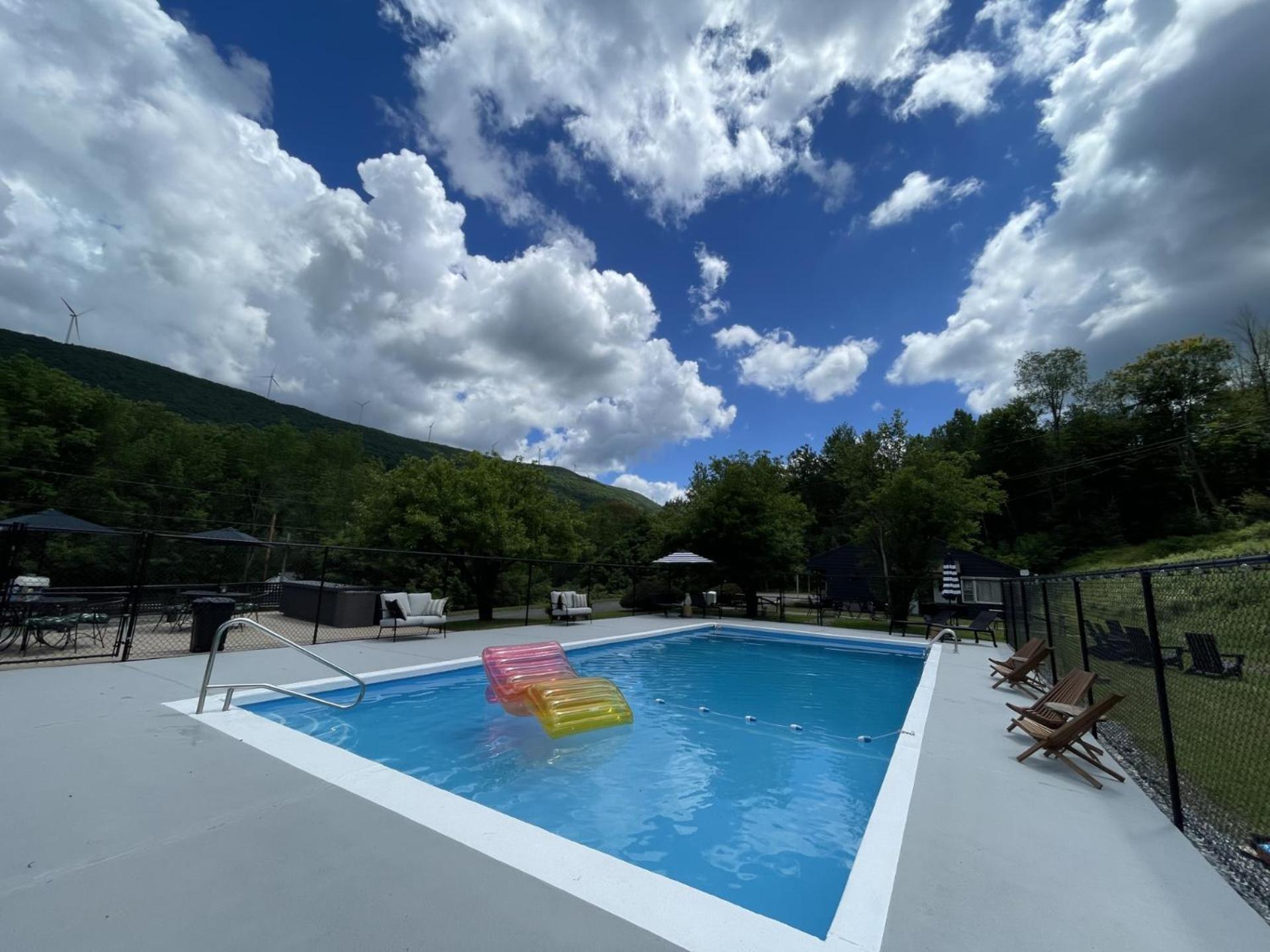 North Hancock Berkshire Valley Inn מראה חיצוני תמונה